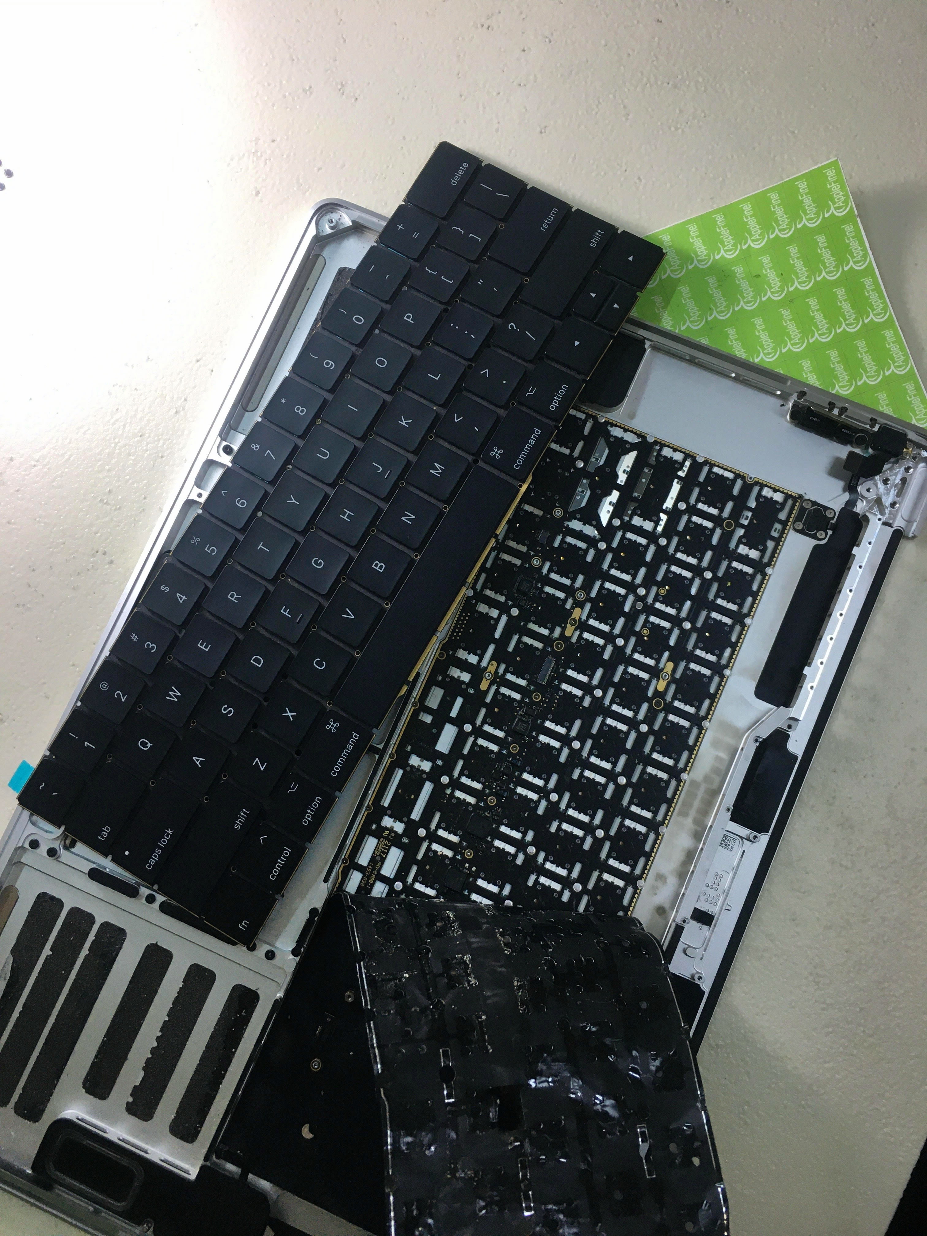 Замена клавиатуры MacBook Pro A1990